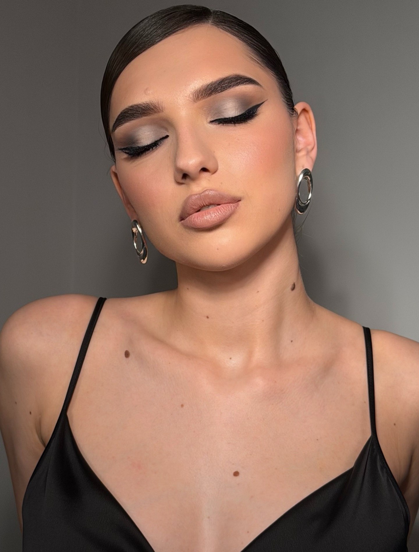 Smoky eyes с графичной чёрной стрелкой